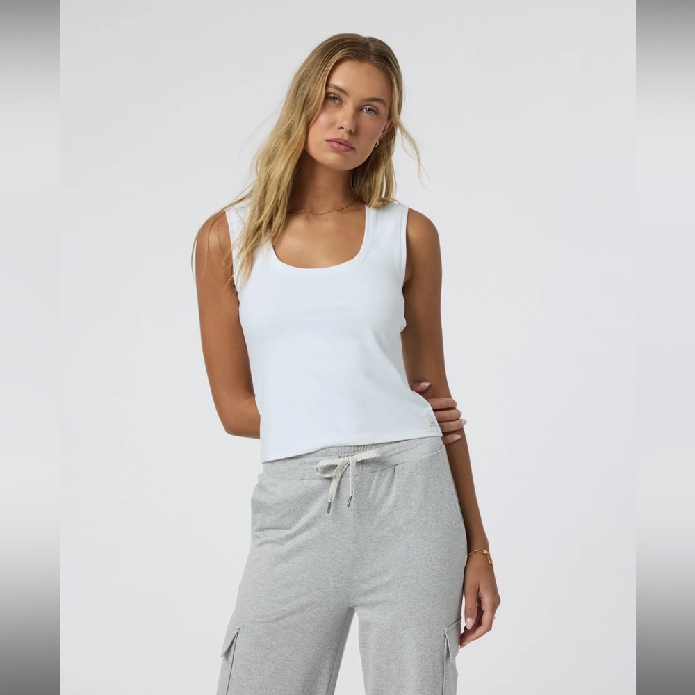 Vuori Halo Essential Scoop Tank white medium NWT